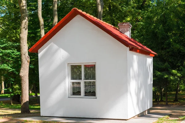 Witte huis is klein van formaat in het park — Stockfoto