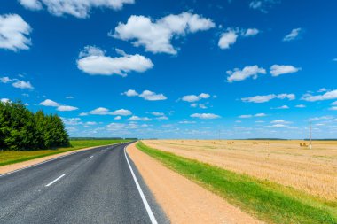 kırsal ve güzel buğday alanında hasat sonra yol