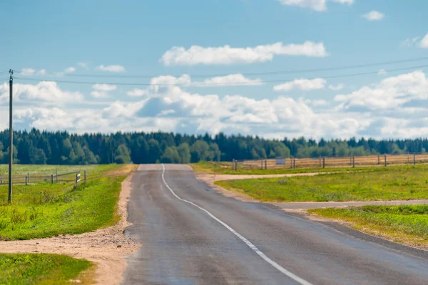 De landelijke weg in de schilderachtige plaats — Stockfoto