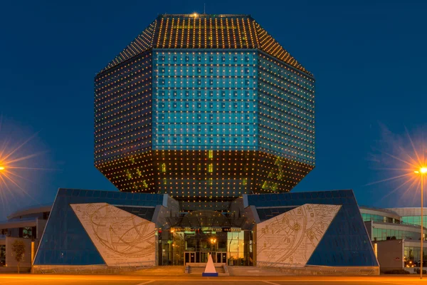 Minsk, Bielorrússia - 20 de agosto de 2015: Fotografia noturna Biblioteca Nacional o — Fotografia de Stock