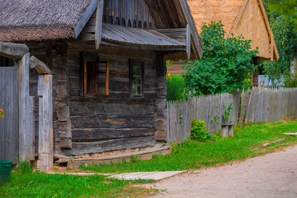 Ветхого деревянного дома в деревне — стоковое фото