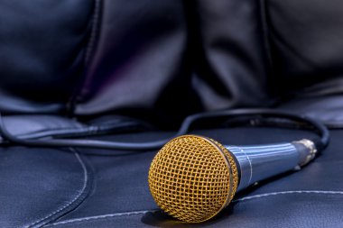 siyah bir arka plan üzerinde karaoke yakın çekim için mikrofon
