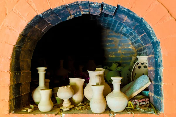 Pottery in a kiln in the pottery workshop — Stock Photo, Image