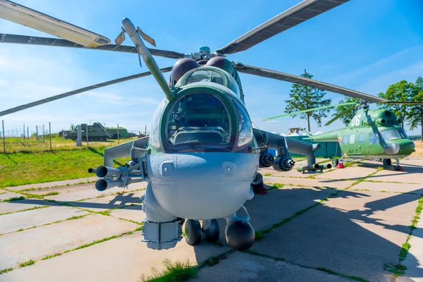 Транспортно-боевой вертолет Ми-24П на парковке — стоковое фото
