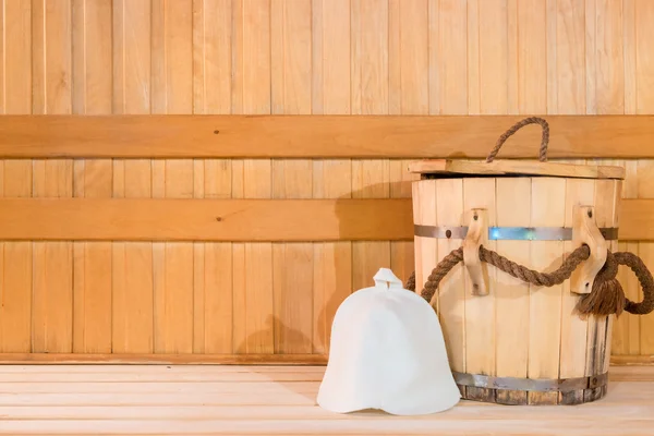 Деревянная ванна и шерстяная крышка, крупным планом в сауне — стоковое фото