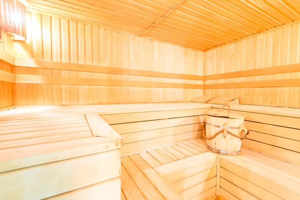 Interior de madeira sauna seca e banheira — Fotografia de Stock