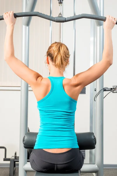 Slim ragazza atletica in palestra di formazione — Foto Stock