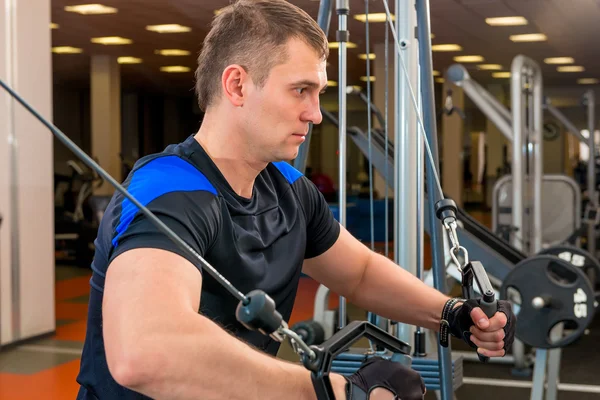 Maschio 30 anni, impegnato in palestra da solo — Foto Stock