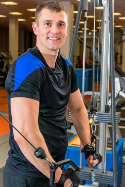 spor salonunda 30 yıllık mutlu bir adam portresi