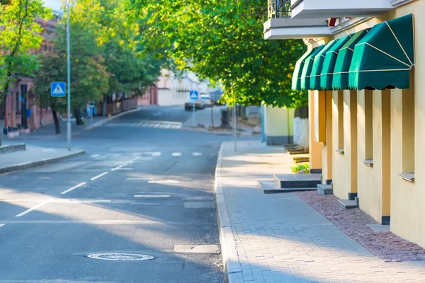 Calle desierta ciudad europea por la mañana —  Fotos de Stock