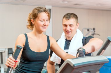 Koç gösterir kızı spor salonunda donatımın çalışma