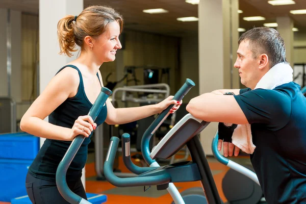 Ritratto di una ragazza in palestra e del suo allenatore — Foto Stock