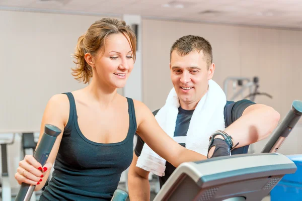 Coach muestra a la chica trabajando de equipo en el gimnasio —  Fotos de Stock