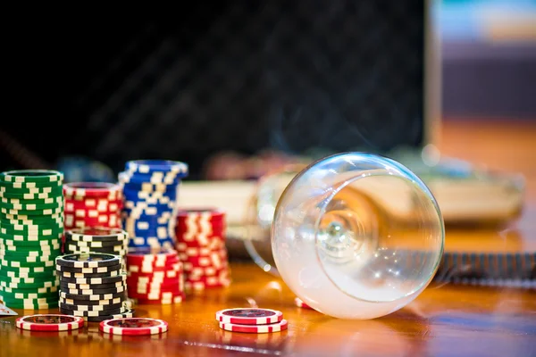 Close-up une pile de jetons pour jouer au poker — Photo