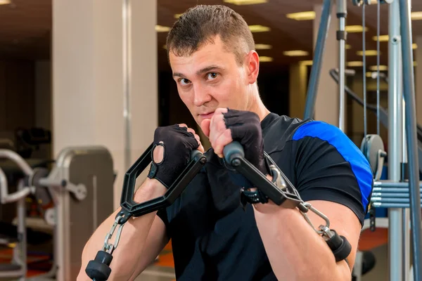 Uomo ha sviluppato muscoli toracici sul simulatore — Foto Stock