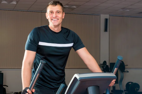 Un bell'uomo in palestra all'allenamento — Foto Stock