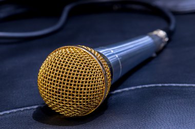 bir siyah deri kanepe resmi için yalan mikrofon closeup olduğunu