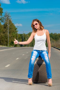 Yol araba bavula ile çekim kız
