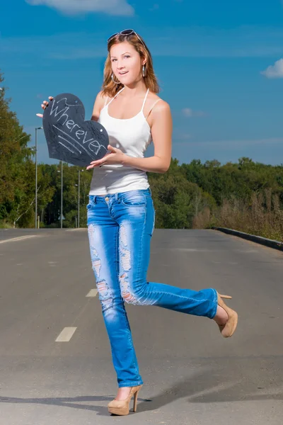 Mädchen in Erwartung eines Fahrzeugs, trampt — Stockfoto