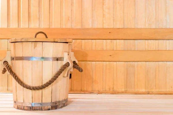 Holzwanne für Wasser in der Sauna aus nächster Nähe — Stockfoto