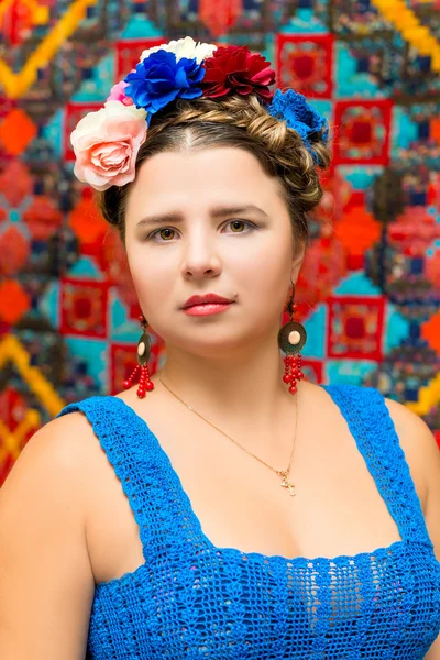 Jong meisje in de afbeelding van Frida Kahlo — Stockfoto