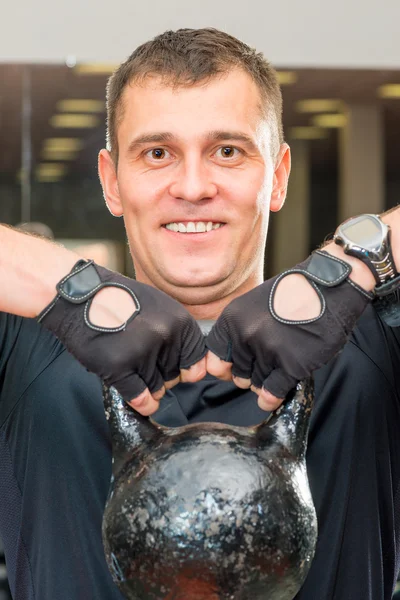 Retrato de um homem feliz levantar halteres pesados — Fotografia de Stock