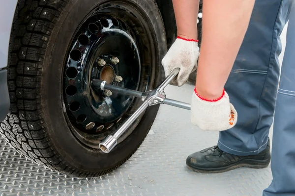 O processo de substituição da roda na garagem — Fotografia de Stock