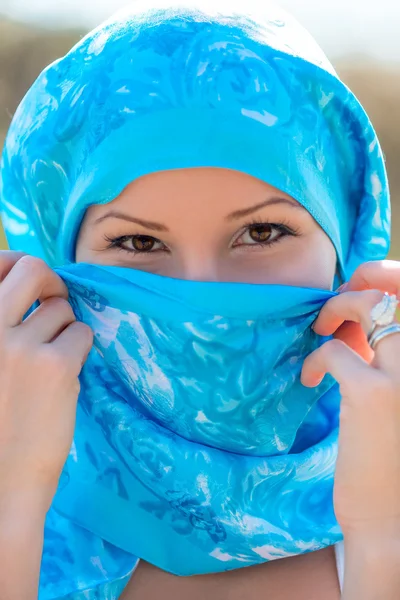 Retrato de uma mulher muçulmana em um lenço azul close-up — Fotografia de Stock