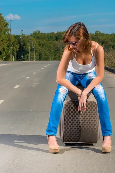 Chica esperando de coche asociado en la carretera —  Fotos de Stock