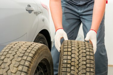 mekanik Servisi tekerlekli uydurma bir lastik hazırlanıyor