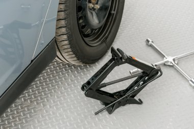 tekerlek yakın çekim bir garajda değiştirmek için Araçlar