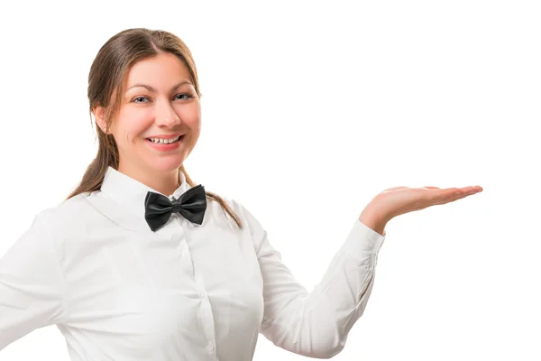 Retrato horizontal de una hermosa camarera sosteniendo algo en — Foto de Stock