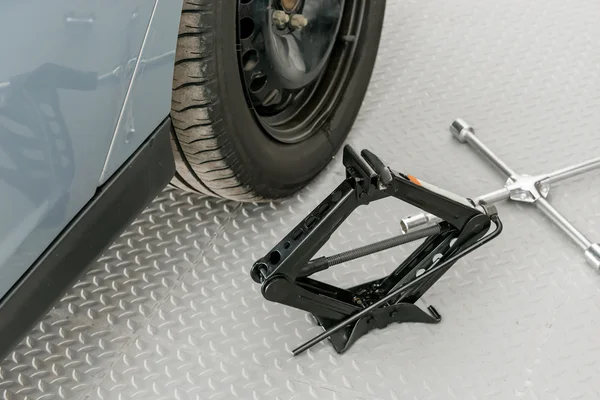 tekerlek yakın çekim bir garajda değiştirmek için Araçlar