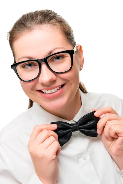 Camarera chica corrigiendo un negro mariposa en su cuello — Foto de Stock