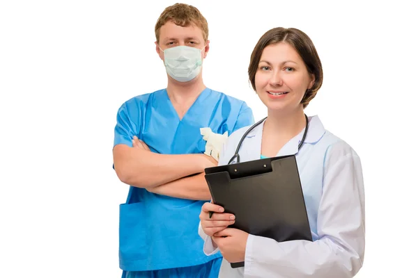 세로 외과 의사 남자와 흰색 바탕에 여자 치료사 — 스톡 사진