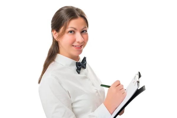 Счастливая молодая официантка пишет заказ в блокноте — стоковое фото