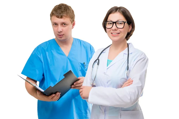 Retrato de um belo casal em roupas de médico e um bac branco — Fotografia de Stock