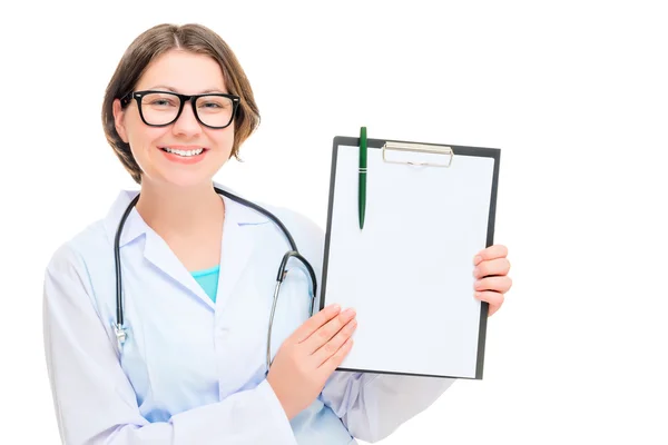 Glückliche Krankenschwester mit leerem Formular für die Inschrift — Stockfoto