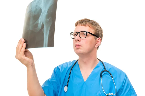Médico segurando uma pelve de raios-x isolada em fundo branco — Fotografia de Stock
