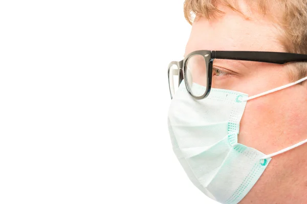 Лицо хирурга в очках и маске изолированы крупным планом и пространством — стоковое фото