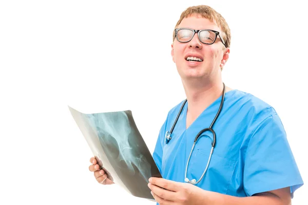 Médico feliz com raio-X nas mãos em um fundo branco — Fotografia de Stock