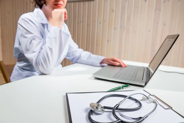 Stethoscoop op een tafel in focus, Doctor in de offi onscherp — Stockfoto