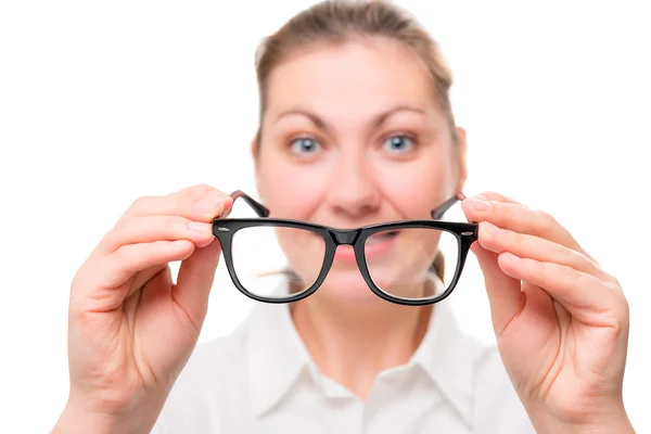 Mujer con mala vista lleva gafas, se centran en las gafas — Foto de Stock