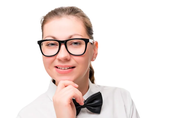 Usmívající se žena v černé brýle a motýlek izolovaných na bílém bac — Stock fotografie