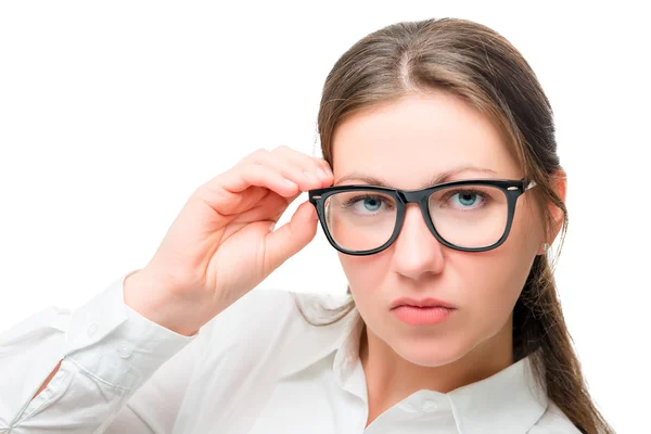 Schattige brunette bril op zijn gezicht te corrigeren — Stockfoto