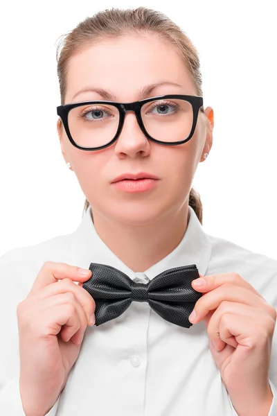 Mujer con gafas y una mariposa retrato de cerca en un blanco — Foto de Stock