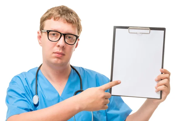 Homem bonito médico com um branco nas mãos da inscrição — Fotografia de Stock