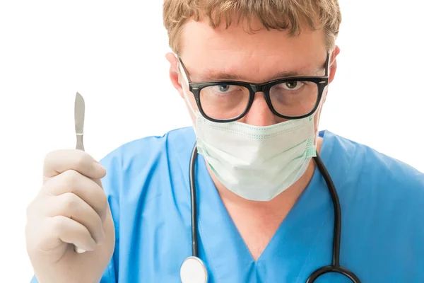 Cirujano masculino sosteniendo un bisturí sobre un fondo blanco —  Fotos de Stock