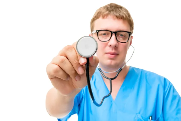 Médico segurando estetoscópio e ouve, retrato em uma parte traseira branca — Fotografia de Stock