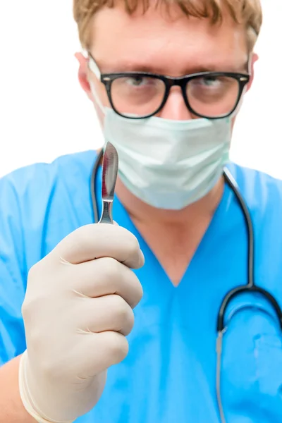 Vertical portrait of a surgeon in the mask with a scalpel — Stock Photo, Image